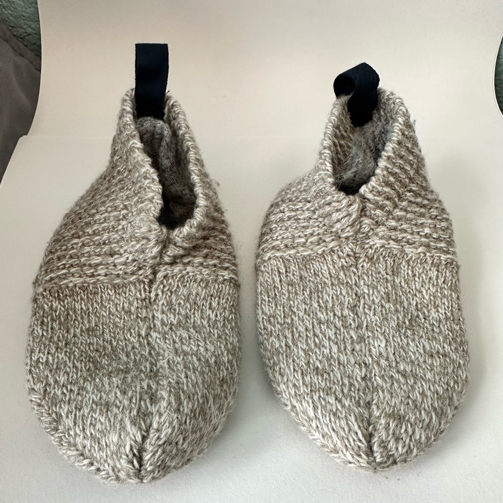 Bombas toddler gripper slippers size 5-7t.